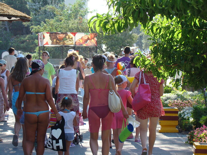 Русские жены в купальниках. В купальнике по городу. Стринги в садике. Хожу дома в стрингах. Девушки босиком на кухне.