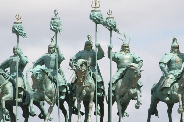 Воины Чингисхана. Памятник в Улан-Баторе.