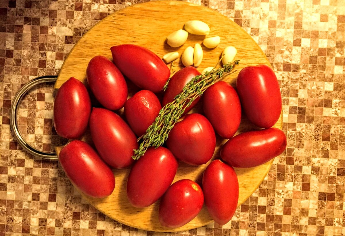 Количество помидор зависит от того, сколько рыбы вы маринуете. 