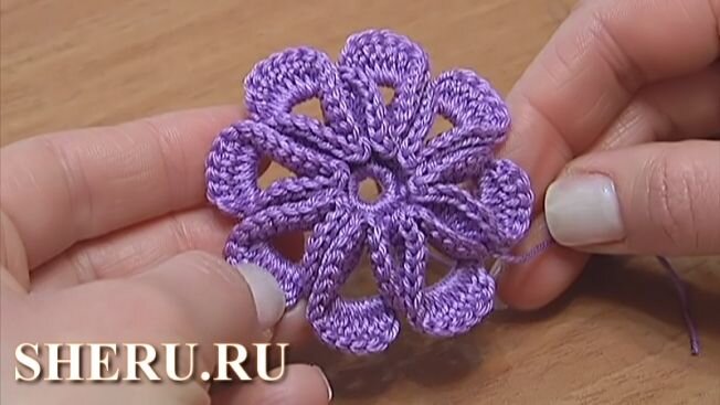 Связанный по видео цветок с объемными лепестками