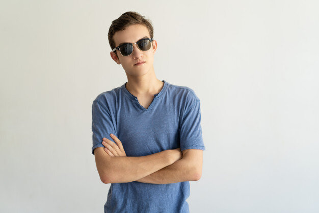 https://ru.freepik.com/free-photo/serious-confident-young-man-in-sunglasses-crossing-arms-on-chest_3801687.htm