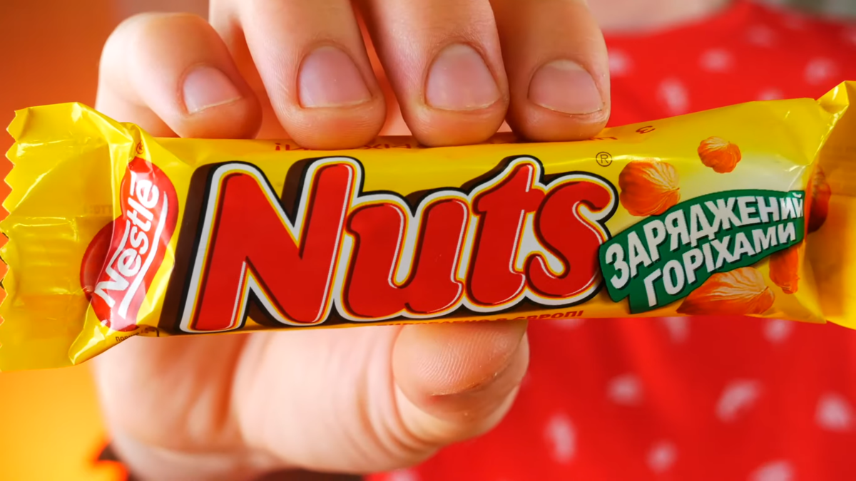 Батончик нат. Натс батончик. Шоколадка натс. Конфеты натс. Nuts шоколадный батончик.