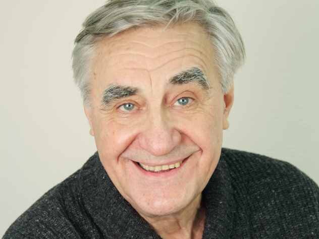 Сериал «Сваты» - один из лучших, который за последнее десятилетие посмотрели зрители. Здесь есть и юмор, и грусть, и искренняя радость, и сопереживание. Каждый актер, занятый в этой многосерийной картине, блестяще представил своего персонажа. И практически все приглашенные артисты играли в сериале с первой до последней серии. Почему из «Сватов» ушел Юрий Анатольевич, которого воплотил Анатолий Васильев? Этот вопрос до сих пор задают телезрители. 