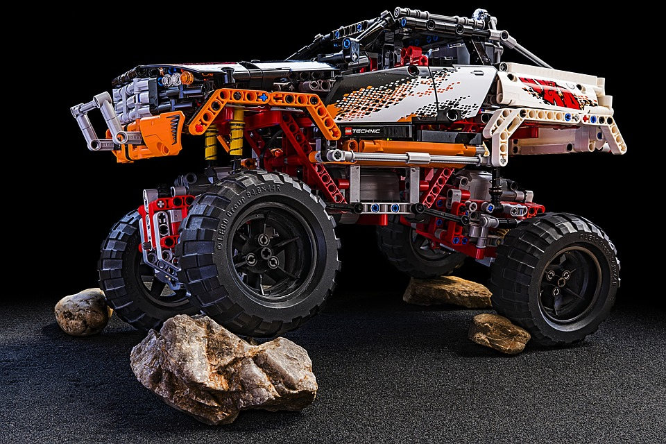 https://cdn.pixabay.com/photo/2017/08/03/23/44/monster-truck-2578685_960_720.jpg