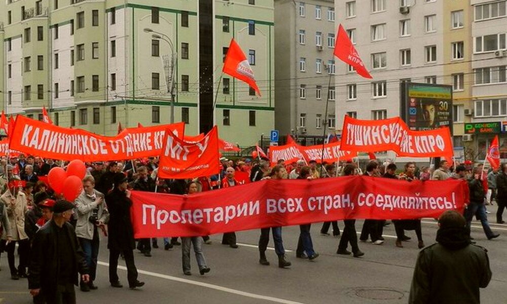        Мы,  граждане   простолюдины, И  барской  крови  напрочь  лишены.
Мы  родом  все  из  разных  мест  России,
И  жизнь  рабочих  знаем  изнутри.

ПРИПЕВ:
Нам  крайне  дорог  пролетарский  Дух,
И  мы  горды,  что  вышли  из  народа.
Мы  рождены,  чтоб  свой  возвысить  Дух,
И  Мир  построить  для  всего  народа.

     Наш  статус  на  сегодня  пролетарий,
И  цель  у  нас  всегда  была  одна:
«Построить  Мир  без  войн,  Мир  без  тираний,
Построить  Мир,  как  Божья  целина»

ПРИПЕВ:

      Наш  главный  лозунг  верен  и  поныне,
Он  к  действиям  решительным  зовёт,
Разброс  и  страх  мешают  людям  ныне,
Идти  на  площадь,  улицы,  в  народ.

ПРИПЕВ:

       Но  твёрдость  в  нас  жива,  жива  как  лира,
И  оптимизм  у  нас  неистребим,
Пройдут  года  и  Пролетарий  Мира,
Построит  Общество,  построит,  КОММУНИЗМ.

       5  ноября  2019  года.


