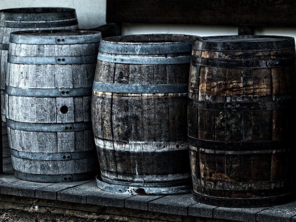 pixabay.com/photos/barrel-kegs-wooden-heritage-cask-52934/