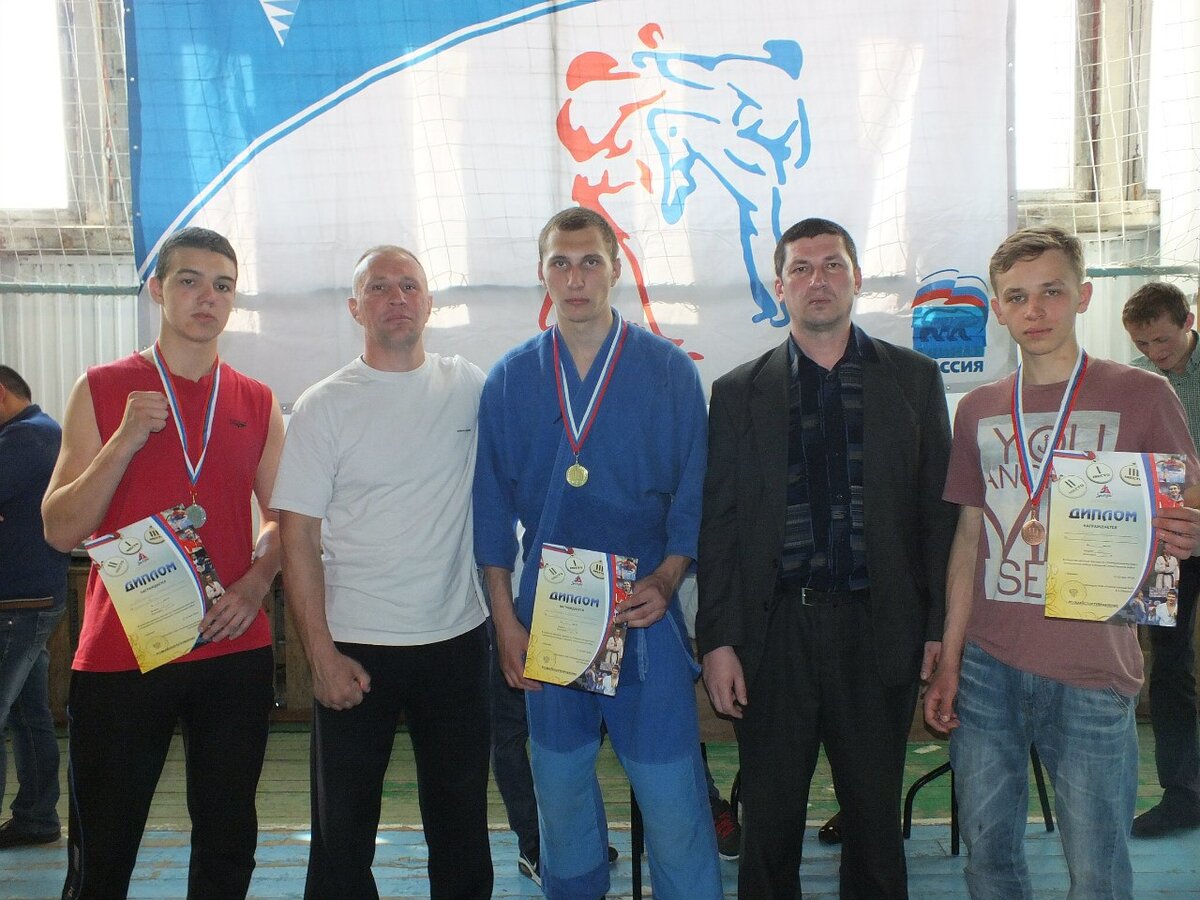 Клубни наши...в центре чемпион и наставник , а с права мой секундант... меня как то нет.