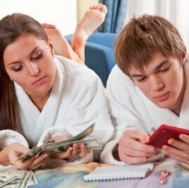 Общий бюджет подразумевает под собой, что каждый, кто работает в семье, будет вносить всю свою заработную плату в общий доход, траты, естественно, при таком виде бюджета должны быть согласованы со всеми членами семьи.