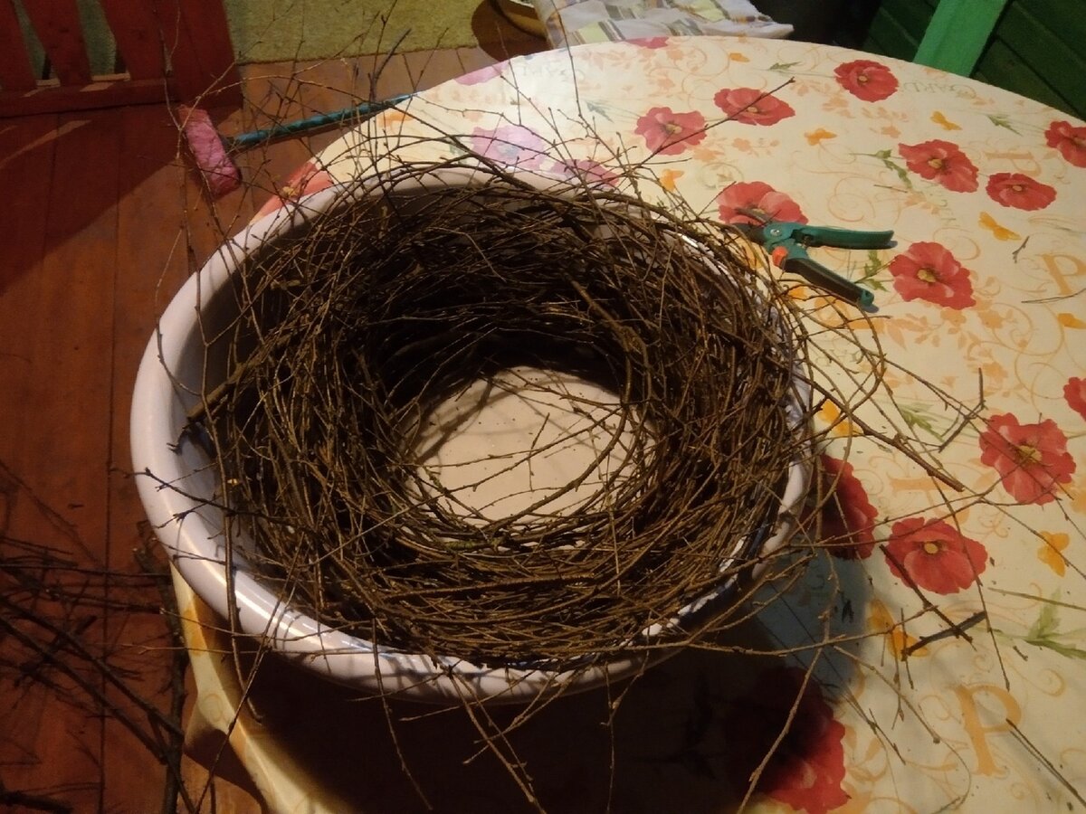 Ветки уложены в таз и мы зальем их кипятком.