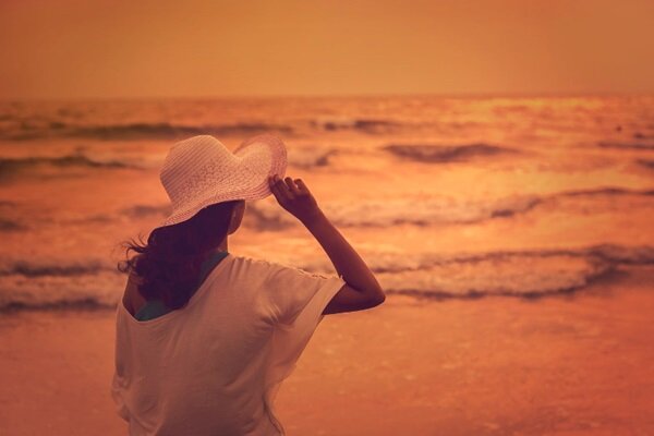 Фото 1. На пляже можно встретить огромное число одиноких девушек, мечтающих о «принце на белом коне»