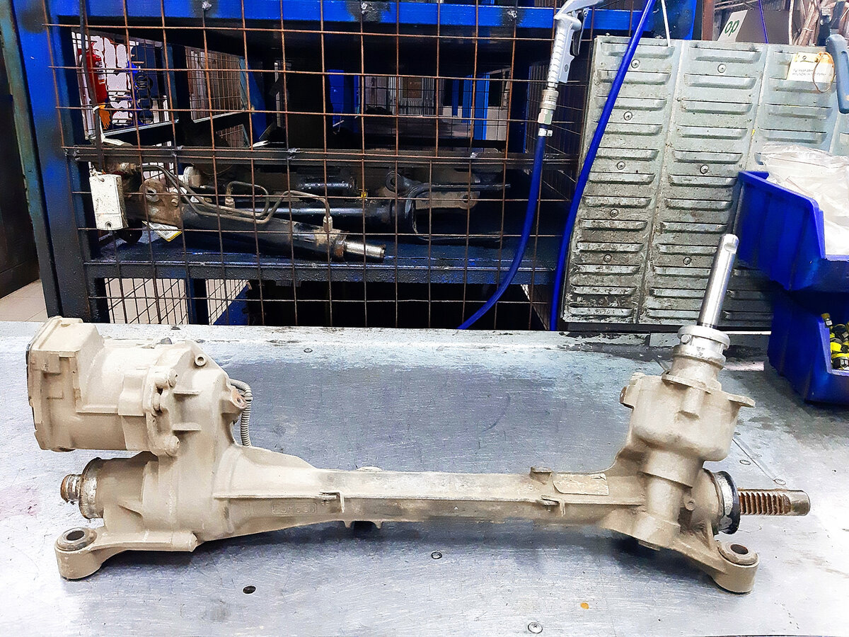 Только что демонтированная электрическая рулевая рейка.