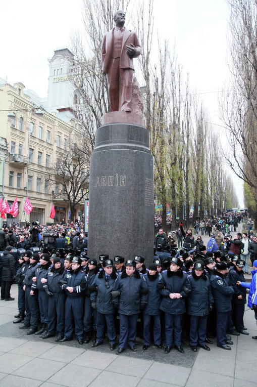 тот самый памятник Ленину в Киеве, фото из открытых источников