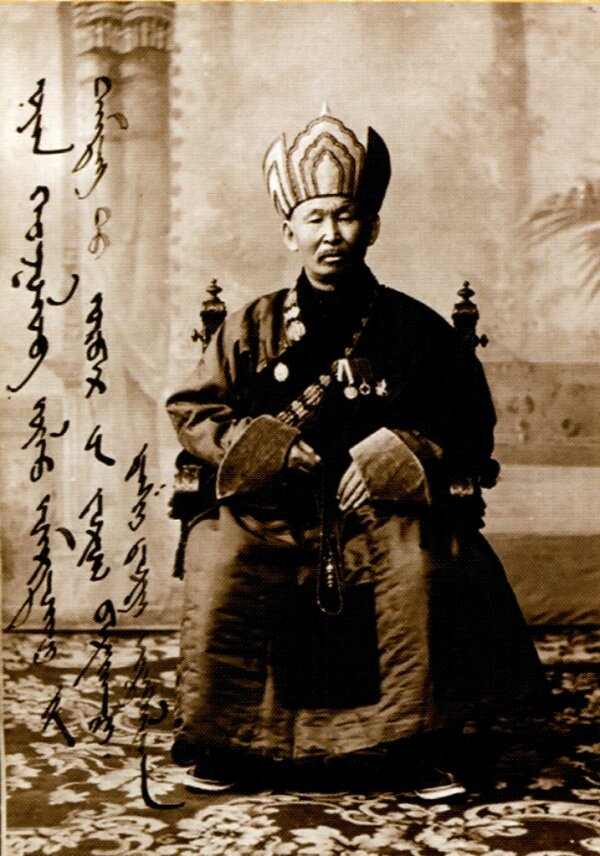 В этом разделе я расскажу о нескольких наиболее знаменитых Дацанах России и ламах Российской Империи и СССР. Начать этот раздел хочу с рассказа о неоднозначной личности - 12 Хамбо-Ламе Итигэлове. Большее внимание уделю теме "Нетленного тела" или "Радужного", как оно называется в Буддизме. Даша-Доржо Итигэлов родился 13 мая 1852 года в Забайкалье. В раннем детстве лишился родителей и воспитывался своей теткой по отцу. Тетя не любила племянника и не теряла возможности при каждом удобном случае постыдить его. Однажды Итигэлов заявил:" Я стану великим ламой!" Тетя же только посмеялась над его словами, но как оказалось позже, её смех был ошибкой. Племянник ушёл из дома и долго не возвращался. Через некоторое время он вернулся на быке, но не просто на быке, а держа в руке человеческий череп. Тетя испугалась и удивилась такому поведению племянника и пошла в ближайший Дацан, потому что только ламы могли верно истолковать такое поведение. Они же, когда увидели мальчика с черепом в руке, сказали:" Это великий знак, твой племянник будет великим учителем." С того момента путь великого учителя начался. По скольку Итигэлов был из рода казаков, с 1880 он должен был служить на казачьей службе, но дацан сделал все, чтобы Итигэлова освободили от службы. Успешно закончив учебу, он получил ученую степень габжи, получил знания по Тибетской медицине в Цугольском и Тамчинском Дацанах.
В 1898 году исполнял высокую должность Гэсхы-Ламы (заместитель настоятеля по дисциплине)в Цугчен-Дугане ( соборном храме). 
 Итигэлова и в детстве и в зрелых годах всегда не дооценивали. Как же он стал Хамбо-Ламой? 
После смерти прошлого ламы кандидатом в перерожденцы Хамбо-Ламы 11 был Итигэлов. Но никто не верил, что мальчик, который был слабого здоровья и неуспешен может стать Главой Российских буддистов. Все рассеялось к самому концу. Он подошёл к Дацану и открыл ментально дверь Дугана. Тогда все поняли, что этот лама - великий человек. Итигэлов оказал большое влияние на ход Русско-Японской Войны и Первой Мировой. За свои заслуги был награждён орденом Святой Анны, Орденом Драгоценного Жезла и памятными медалями Российской Империи Русско-Японской войны (1904-1905 г.г.)
В 1927 году Хамбо-Лама скончался в Верхнудинском уезде Бурят-Монгольской АССР. До момента смерти он сказал ученикам, чтобы те начали читать мантры для мертвых. Ученики не могли начать читать мантры за мертвых при живом человеке, тогда Итигэлов стал читать сам, они были вынуждены поддержать. Он завещал своим ученикам каждые 75 лет доставать его из земли и переодевать. В 1955 году делегация во главе с Хамбо-Ламой Дармаевым достала гроб с телом и  поразилась -тело было живым. Все были шокированы. В 1973 году было проведено научное исследование тела. Ученые были поражены, все образцы тела ламы: ногти, волосы, кожа были как у живого человека, некоторые учёные утверждали, что были даже намеки на пульс. Завещание ламы исполнилось. В 1927 году Итигэлов достиг нирваны и более того состояния "Радужного Тела." 
В наши дни тысячи паломников приезжают, чтобы поклониться Итигэлову. Ведь он исполняет желания и помогает людям в трудных жизненных ситуациях. Находится тело великого ламы в Иволгинском Дацане, Улан-Удэ. 