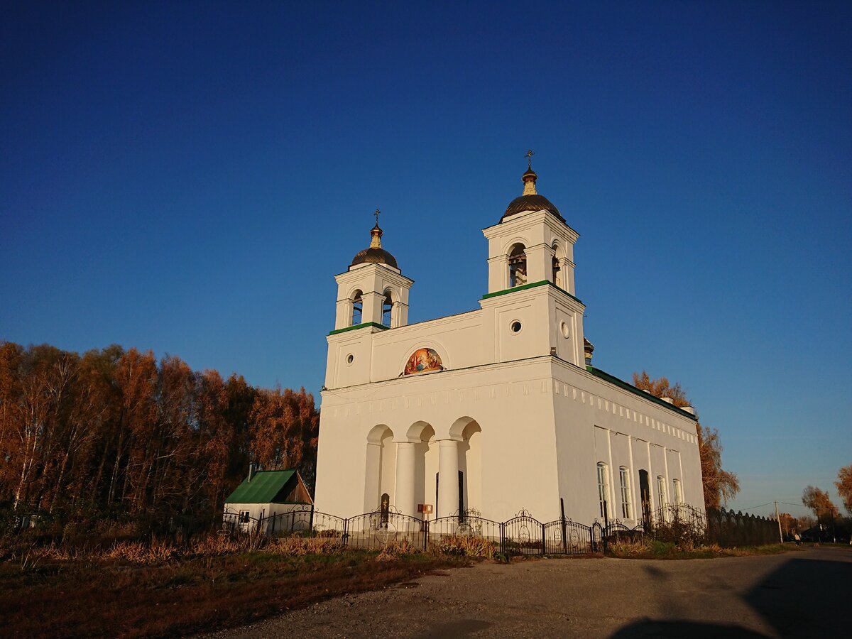 На фото отреставрированный храм Рождества Христова с. Поддубровка, построенный в 1846 году, к которому была приписана Христорождественская церковь с. Демшино.