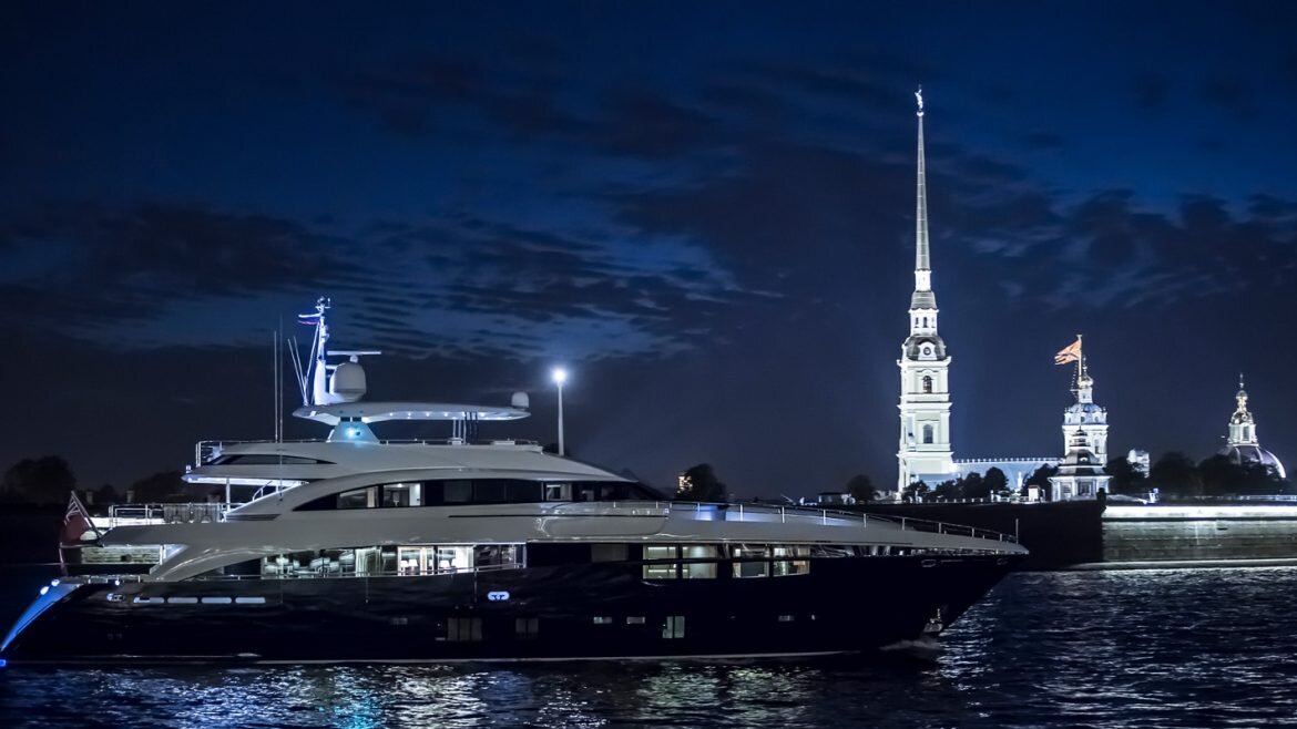  Длина

40.16 м

Ширина

8.02 м

Осадка

2.57 м

Классификация

RINA Commercial, REG Yacht Code Part A (без ограничений)

Запас топлива

29345 л

Запас воды

5100 л

Стоимость

от 16780000 £


ОПИСАНИЕ  3
Princess 40M — флагман в линейке моторных яхт английской верфи, длиной более 100 футов. Моторная яхта, построенная по высочайшим стандартам, с использованием современных технологий, занимает лидирующие позиции в классе, опережая конкурентов по уровню комфорта и оснащения, внутреннему пространству и прекрасным мореходным качествам.

Princess 40M — это прежде всего просторные палубы и каюты. Изысканный интерьер и передовое техническое оснащение делают яхту лидером в своём классе по уровню роскоши и комфорта. Моторная яхта имеет огромные возможности модификации, которые позволяют судовладельцу создать исключительную яхту, не похожую ни на одну другую, исходя из своих потребностей и желаний.

Размеры Princess 40M поражают воображение: на трехпалубной яхте с комфортом разместятся до 12 гостей и 7 членов экипажа. Элегантный корпус судна скрывает прекрасно отделанные помещения, которые по своим размерам превосходят конкурентов. Опускающиеся балконы, входящие в стандартную комплектацию, превращают главный салон в прекрасное место для развлечений, ужина с гостями или отдыха. Центральная лестница связывает все палубы судна, от верхней прогулочной, до кают на нижней палубе.

 
Переднюю часть главной палубы занимают великолепные просторные апартаменты владельца, наполненные светом. Рядом располагаются ванные комнаты для него и для неё, вместительные гардеробные и прихожая, отделку и оснащение которых, судовладелец может заказать по своему вкусу. Внимание к деталям и комфорту проявляется во всём — от полов с подогревом во всех ванных комнатах для гостей, до превосходной звукоизоляции, которая позволит ощутить тишину и покой во время путешествия, в какой бы части судна Вы не находились.

Сверхсовременные технологии, в частности технологии вакуумной формовки корпуса, по которым построена Princess 40M позволили увеличить дальность хода, сохранив великолепные мореходные качества судна. В результате 45 лет инноваций, Princess создала прекрасную моторную яхту, которая несомненно является новой страницей в истории развития английской верфи.

Новая яхта Princess 40M строится по вашему заказу на верфи Princess в Плимуте (Великобритания). Сроки производства и цена яхты определяются индивидуально и зависят от варианта планировки, состава дополнительного оборудования и типа двигателей.