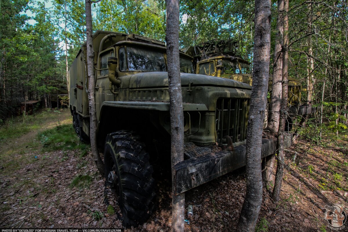 Нашёл старую военную технику посреди леса. Показываю, как выглядят брошенные машины!