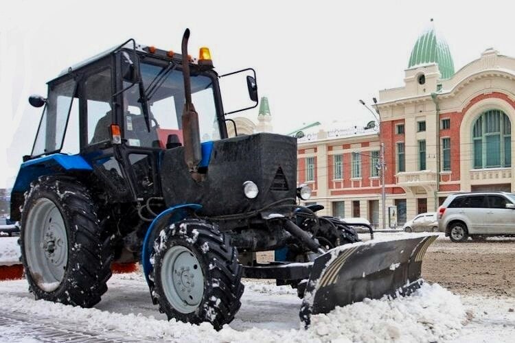 Трактор МТЗ "Беларус" работает на уборке снега