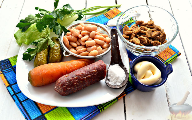 Подготавливаем нужные продукты для "пивного" салата. Заранее отвариваем морковь.