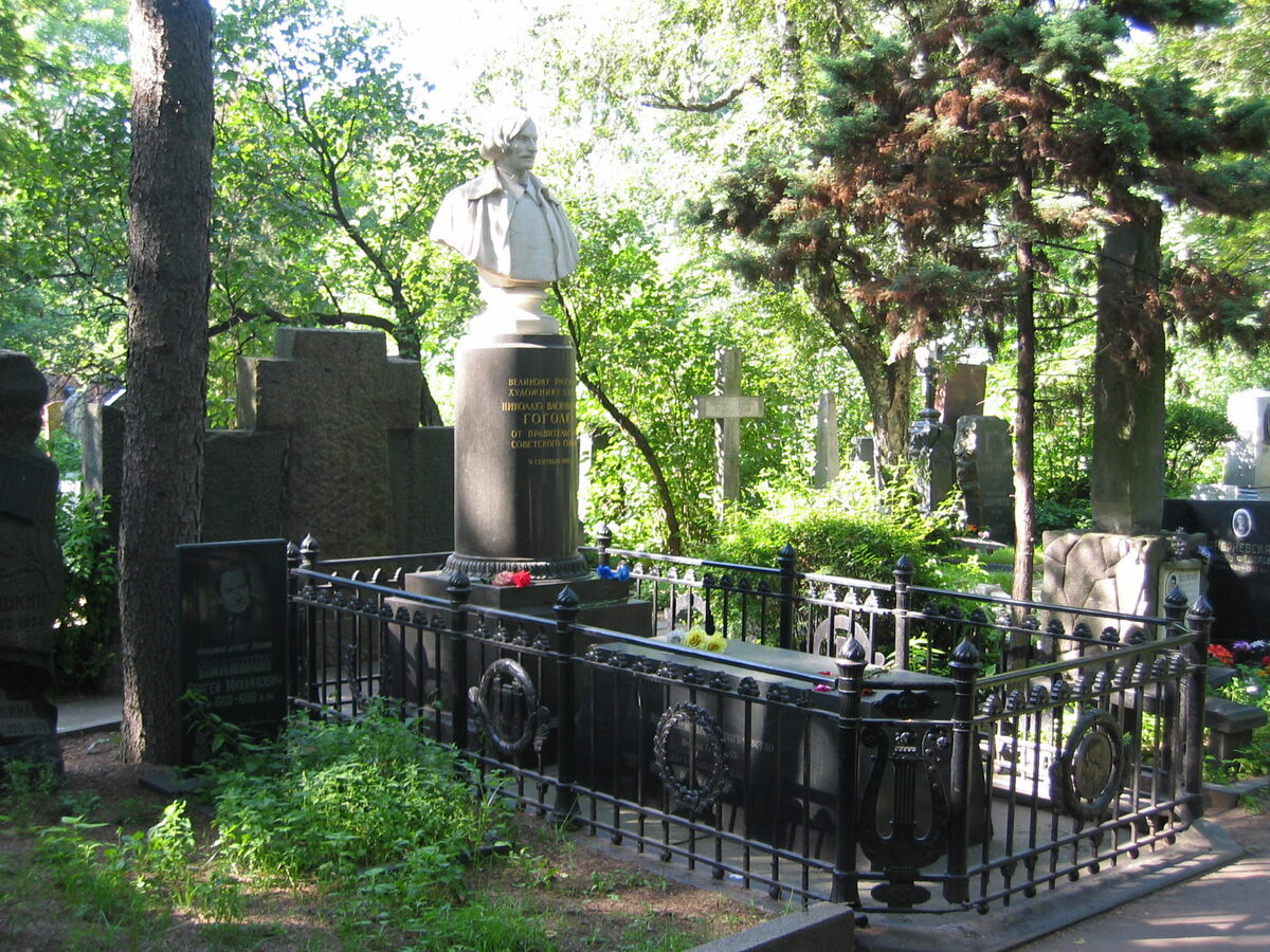 Вторая могила Н.В. Гоголя на Новодевичьем кладбище. В 2009 г. бюст был заменен на копию "голгофы" и православный крест.