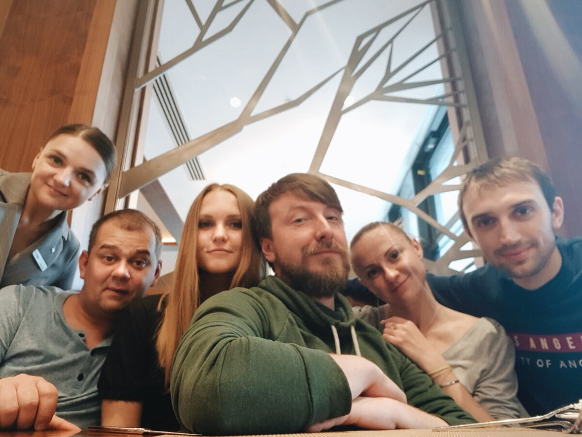 На фото: Алексей Князев и команда.