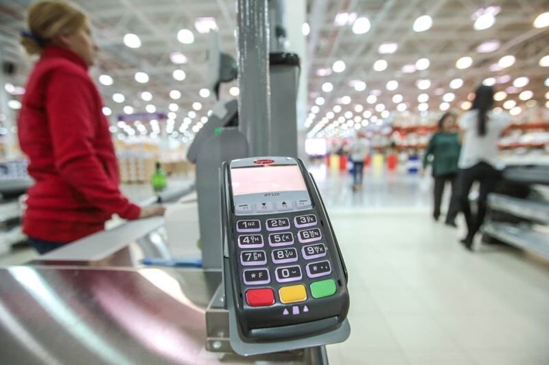 Торговым точкам тоже приходится платить комиссию банку. Фото: kudago.com.
