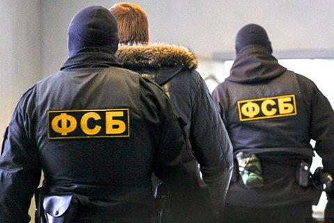 Снова охватывает всё больше и больше интернет ресурсов, своим крылом, "Всевидящее око Большого Брата". По известным данным сообщается, что ФСБ потребовало от крупных российских интернет сервисов, предоставить ключи, для расшифровки переписки пользователей и обеспечить круглосуточный доступ к своим информационным системам. Об этом сообщают русскоязычные издания "Meduza" и "The bell" ссылаясь на источники. Уточняется, что такие письма получили, например: сервис объявлений "Авито", сайты "Rutube" и "Habr". С 2015 года Роскомнадзор ведет реестр организаторов распространения информации, там есть к примеру такие площадки: Вконтакте, Telegram, Mail.ru, Яндекс, но нет Фейсбука и Google, по закону, те кто находится в списке, обязаны передавать по запросу спецслужб, переписку пользователей и их личные данные.