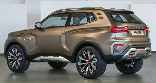 Дизайнерская задумка пусть и неоригинальна сама по себе, но реализована добротно: характерные черты классической Нивы «нанизаны» на новый современный кузов. В глаза бросаются и «брови» поворотников, и длинный прямоугольный капот, и графика задних фонарей в стиле старых «шестерочных» элементов. Ну и конечно же, Стив Маттин не забыл про икс-графику везде, где только можно, в том числе на бортах.



Новая Лада 4х4 Vision имеет пять дверей, однако ручки задних створок замаскированы ради «трехдверного эффекта». Причем, по информации Авторевю, эта особенность сохранится и у серийной машины! Более того, дизайн уже фактически финализирован и он не имеет принципиальных отличий от концепта: изменятся разве что некоторые пропорции.