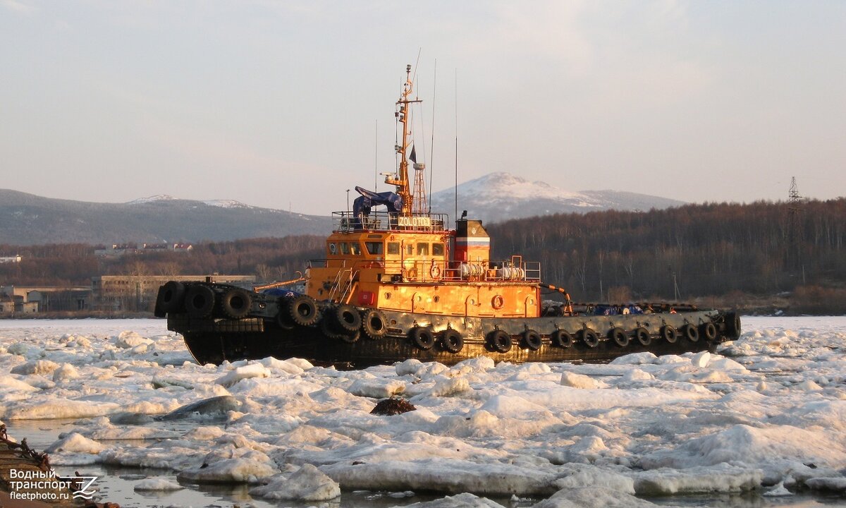 Буксир "Золотой" в бухте Ванина. Фото https://fleetphoto.ru/author/3107/