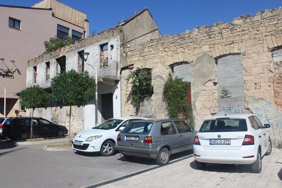Полуразрушенное здание в Мостаре.