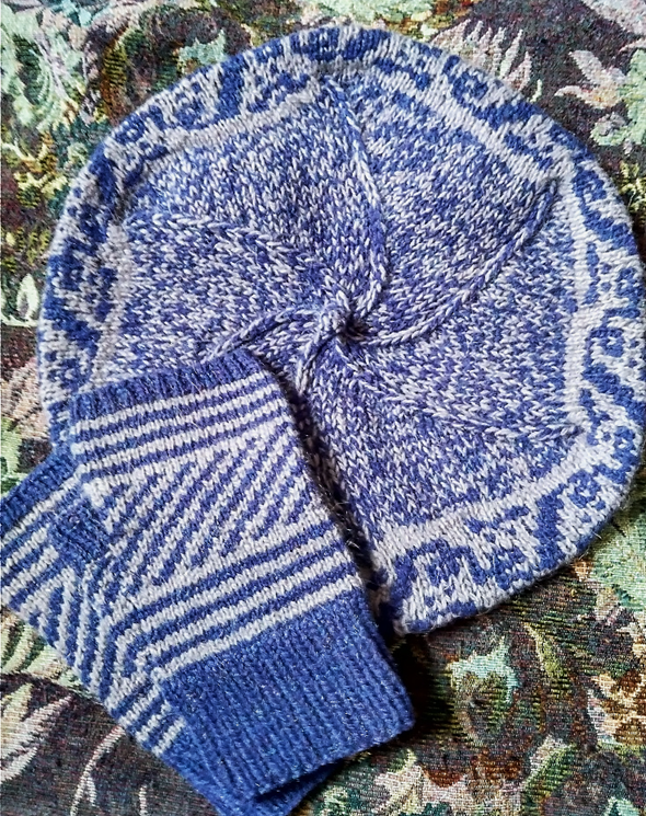Фото 1 (от автора). Берет с жаккардом Бегущие ленты в сочетании полосатыми митенками в тон. Обзорный вид сверху.