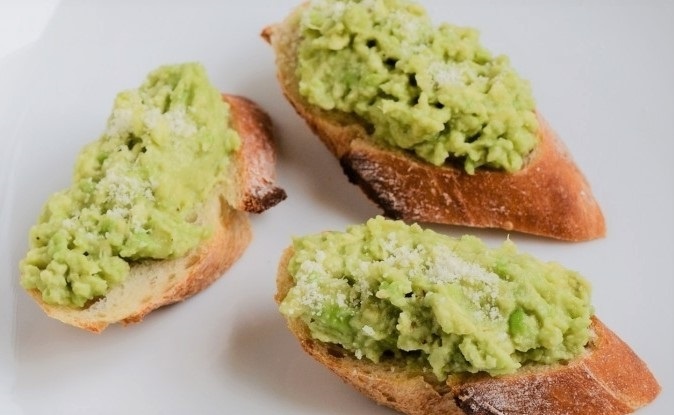 Вариант сервировки брускетт с авокадо