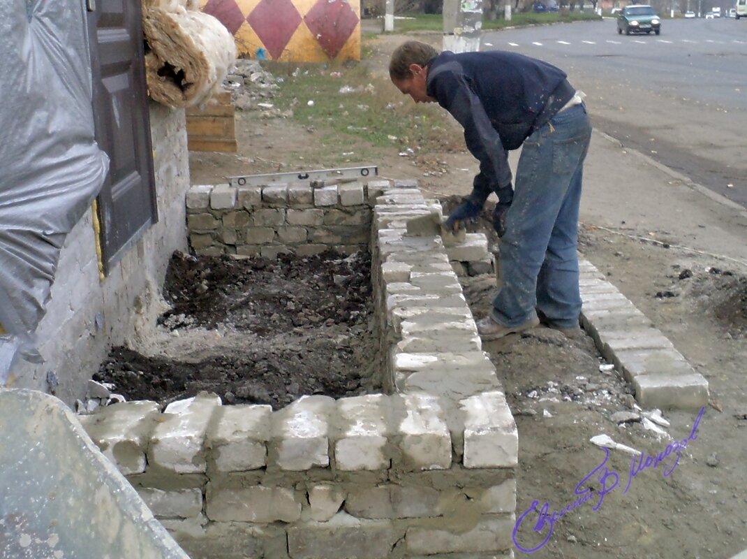 Мы привыкли, что кирпич кладут на цементный раствор