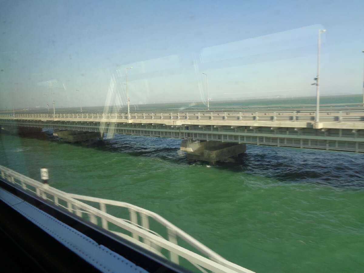 Что видно из окна поезда, идущего по Крымскому мосту