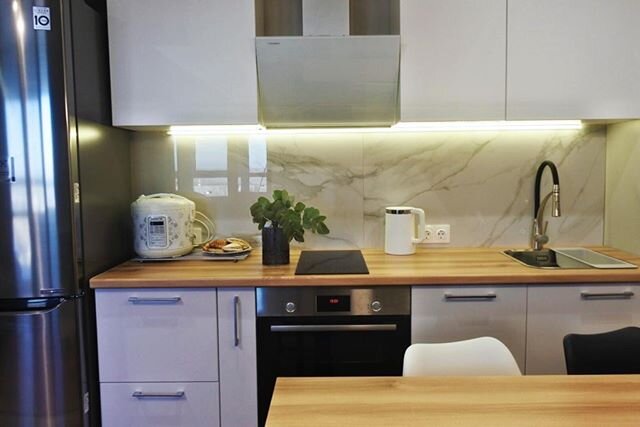 Небольшой линейный кухонный гарнитур. 