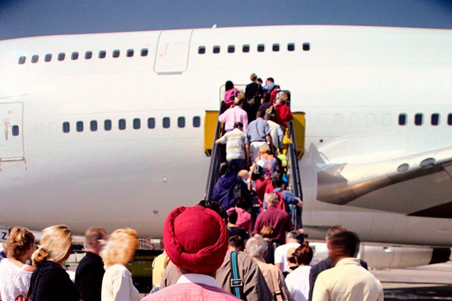 Овербукинг в самолете. Люди в очереди. Очередь в аэропорту. Самостоятельная регистрация в аэропорт картинка. Овербукинг что.