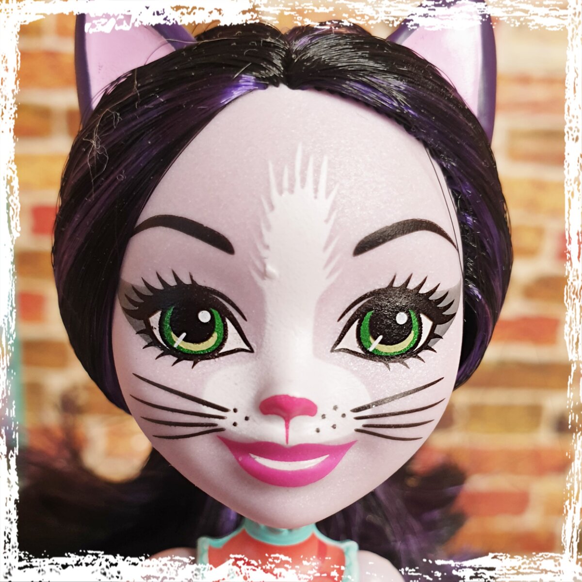 Обратите внимание на количество точек с права и слева. Так у всех и даже на промо фото. 