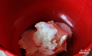 В глубокой посуде следует взбить (при помощи миксера) до однородной массы сливочный сыр (комнатной температуры), сахар и ваниль. 