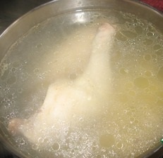 Готовим куриный бульон. Солю всегда вначале, чтобы курочка отдала всю свою вкусность бульону. Не кладу никаких приправ (можно только пару горошин перца и 1 лаврушку, не больше). Варю около 1.5 часов.