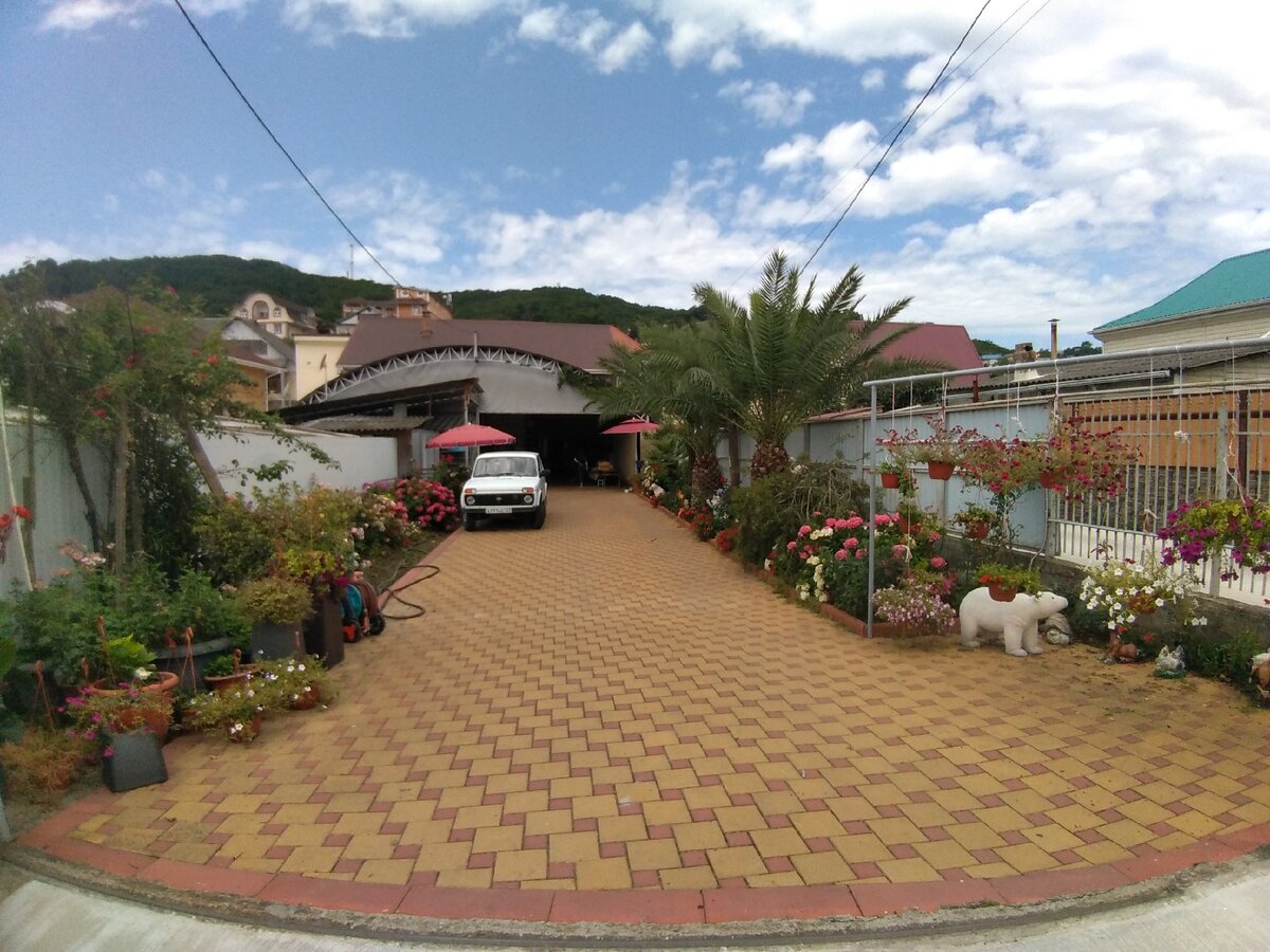 двор не наш, но очень красивый