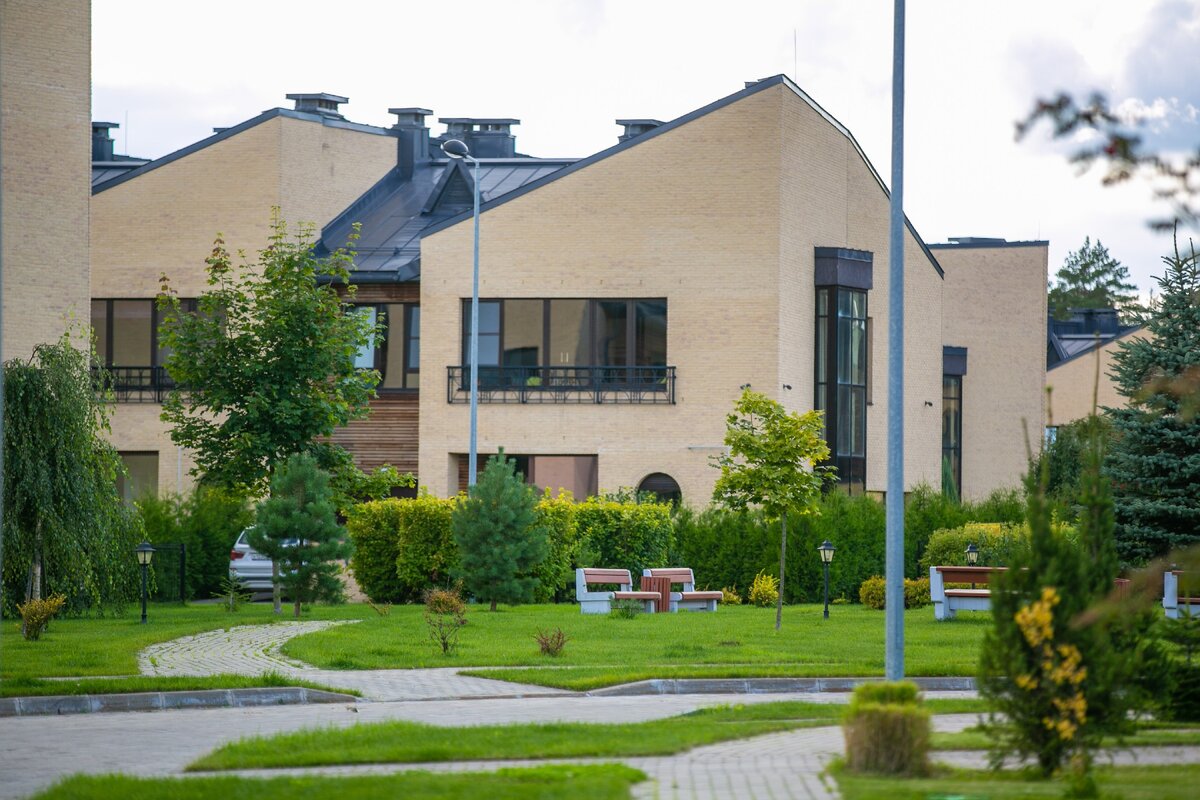 Никольский Парк. 2-этажный угловой таунхаус площадью 255 кв.м с участком 5 соток. Ширина этого дома - до 10,5 м - функциональность выше, чем у некоторых коттеджей.