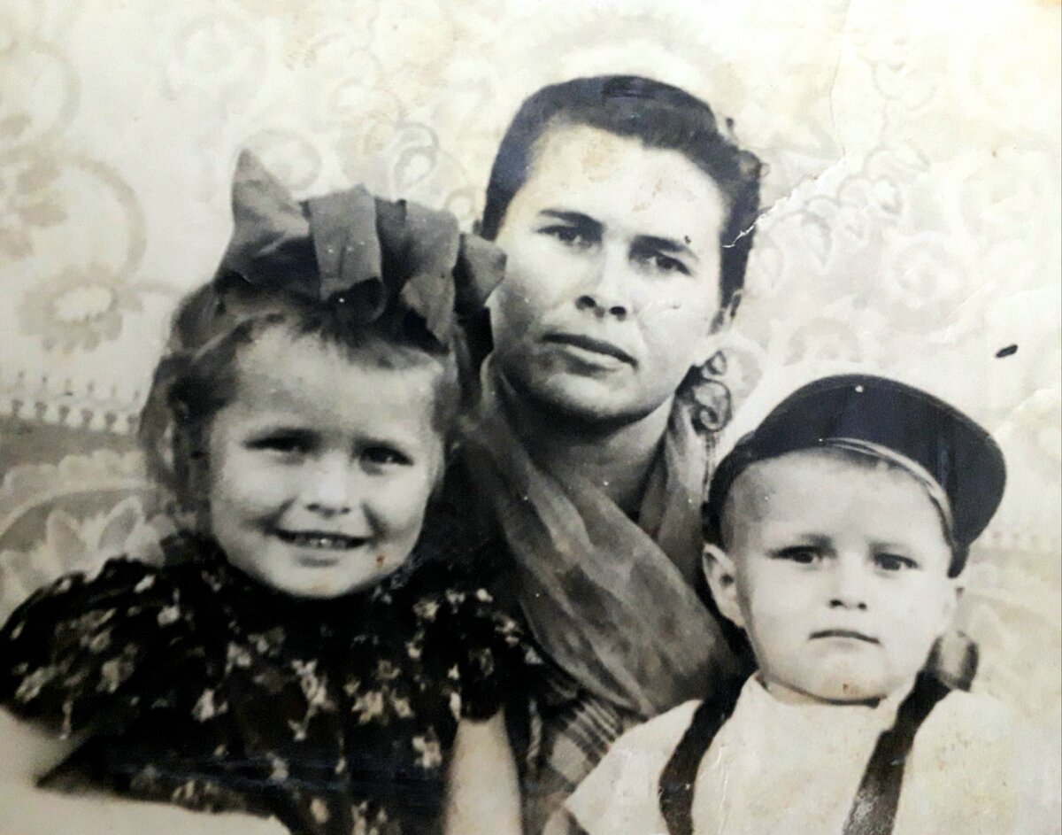 Это моя мамочка и братик