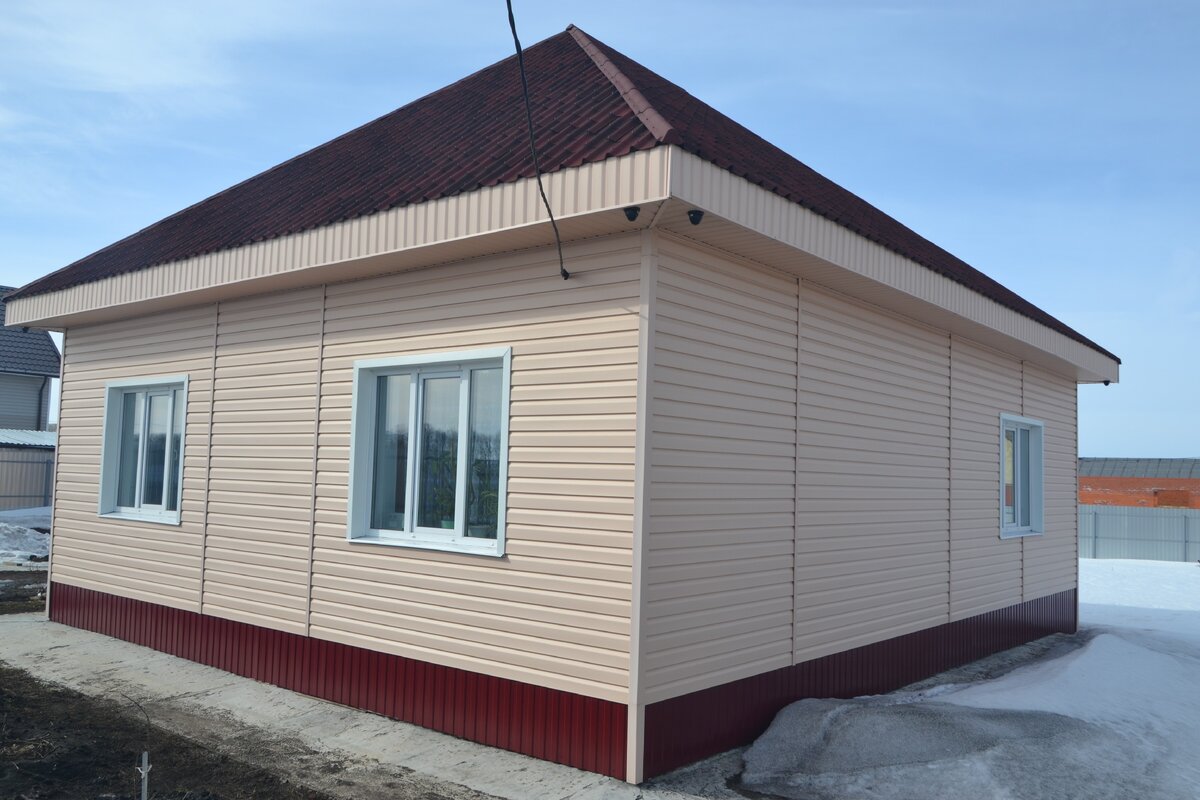 Мой дом отделан сайдингом, это мой вариант. Для меня была важна стоимость материала и самостоятельность монтажа. Пока фасад меня устраивает и глаз не напрягает @Горбунов Сергей Канал Самостройщика СТРОЮ САМ