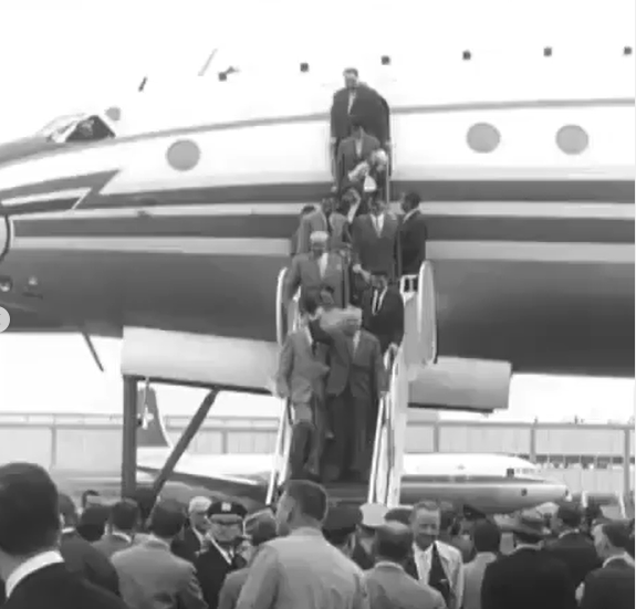 Сначала лестница, потом трап)