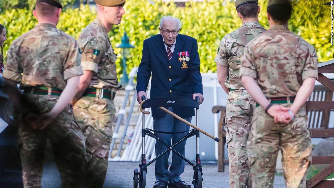 Том Мур накануне своего 100-летия стал национальным героем Британии