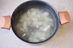 ШАГ 1:
Для приготовления этого блюда возьмите мясо на кости. Залейте мясо водой и доведите до кипения. Проварите в кипящей воде 1 час. При варке будет образовываться пена. Её необходимо снимать ложкой. Затем мясо извлеките из кастрюли и отделите его от костей. Бульон процедите и верните в него мясо. Поставьте кастрюлю на огонь и доведите до кипения.