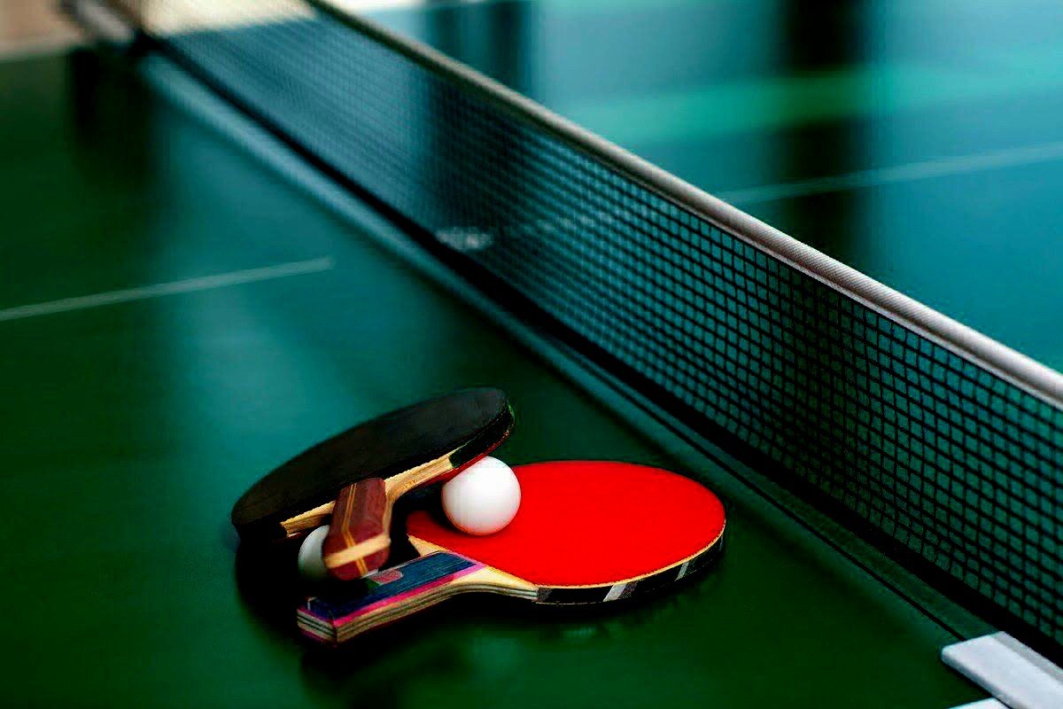   Правила и термины  настольного тенниса  Самыми популярными международными турнирами считаются:
-Мировой чемпионат
-Олимпийские игры
 Игра проходящая на столе для  тенниса, который разделен  сеткой