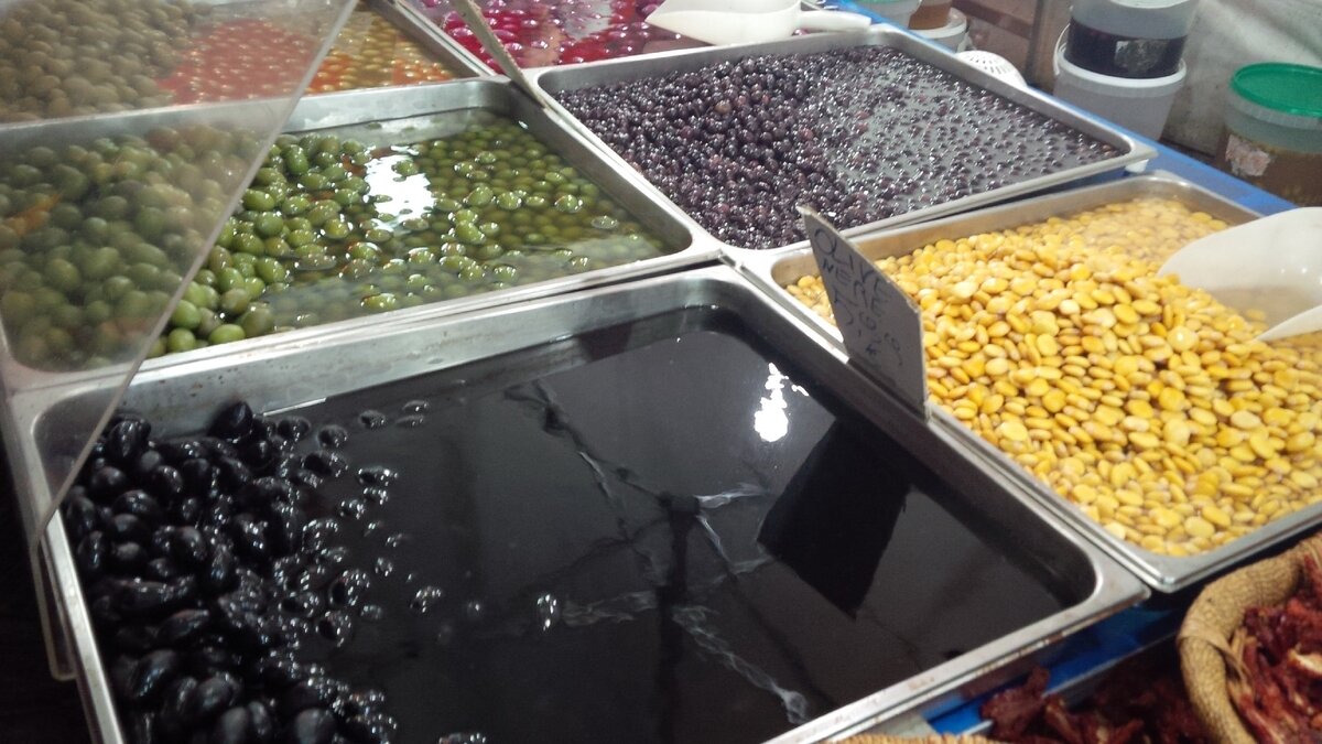 Оливки на ярмарке в Италии