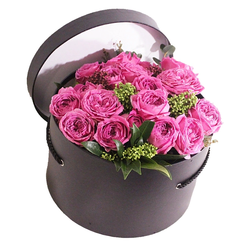 Розы в шляпной коробке "Вишня" 