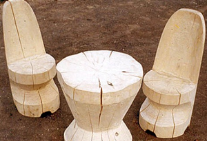 Для самых простых образцов мебели для сада подойдут любые подручные материалы. Их можно найти в большом количестве в загородной зоне. Это пеньки, древесные кругляки и бревна, которые всегда остаются после строительства каких-либо объектов. Из крепкого старого пня вы можете соорудить хороший табурет или толстую ножку садового столика. Пенек повыше может заменить отличный стол или садовое кресло. А из разных жердей и крепких лагов получаются замечательные скамейки.