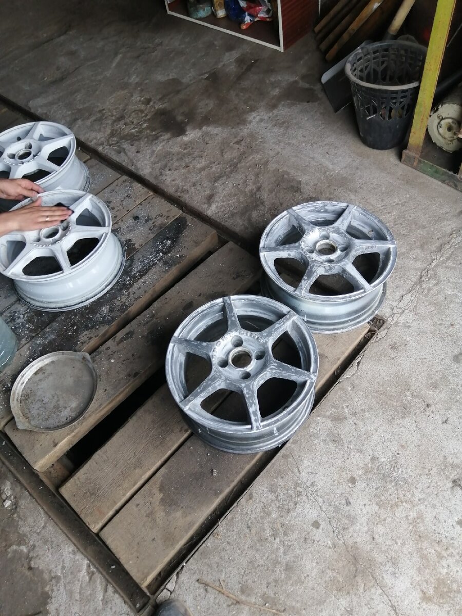 Первым делом в идеале, диски необходимо отпескоструить, но у меня не было возможности по факту  по этому было принято решение зачищать диски в ручную. 